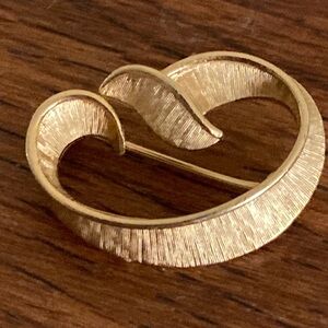 Vintage Signed Crown Trifari Gold Toned Broach